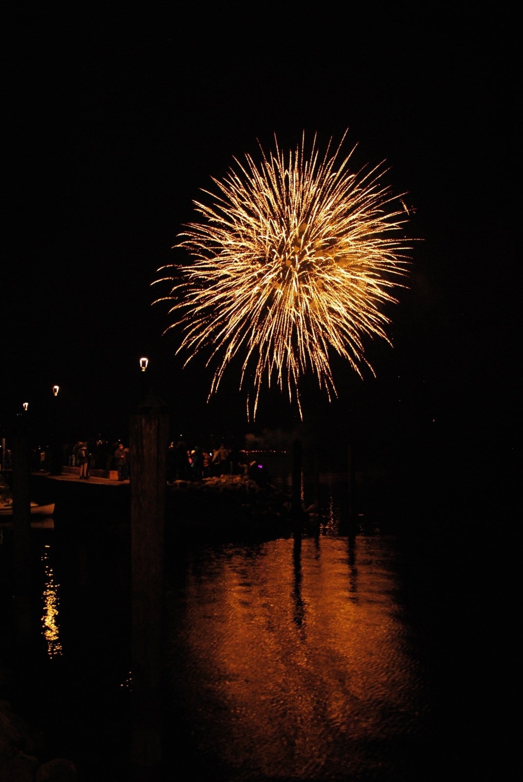 Fuochi d'artificio sul lago a Riva del Garda, per il Capodanno 2018.